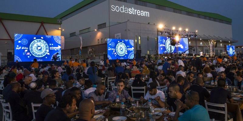 SodaStream's joint Ramadan dinner (Tsafrir Abayov)