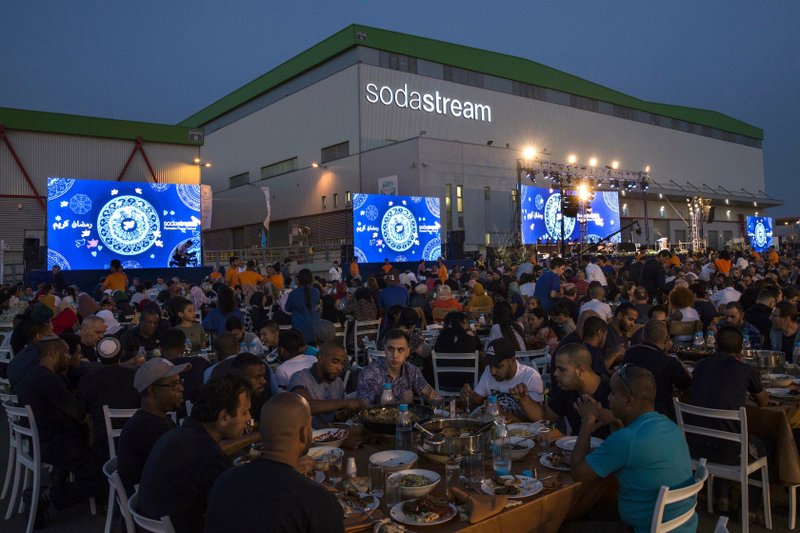 SodaStream's joint Ramadan dinner (Tsafrir Abayov)