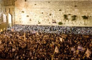 Crowds at the Western Wall on Jerusalem Day (Wikimedia)- Copy