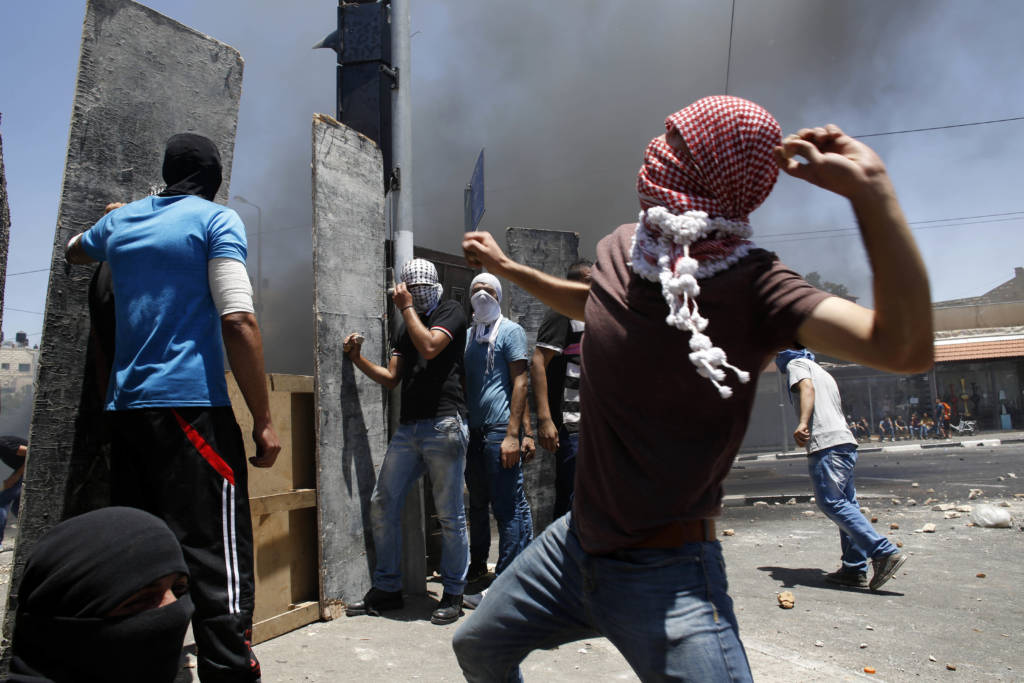 Palestinians riot in Jerusalem. (Sliman Khader/FLASH90)