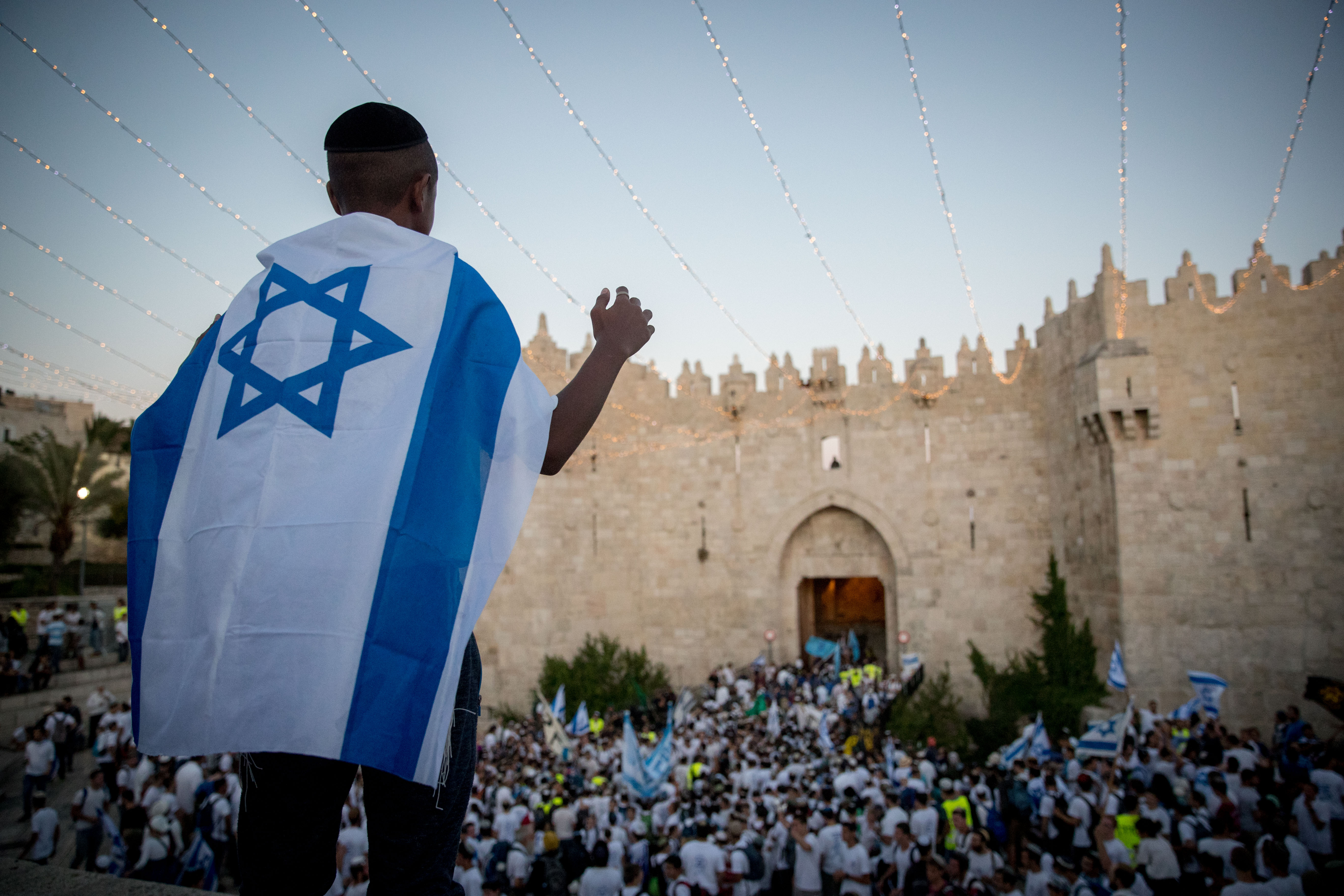 Иудеи город. Стена плача Иерусалим иудаизм. Иерусалим флаг Израиля. День Иерусалима (Йом-Йерушалаим).