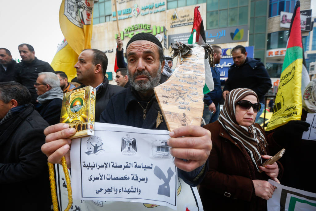 Palestinians show solidarity with terrorist prisoners (Wisam Hashlamoun/Flash90)