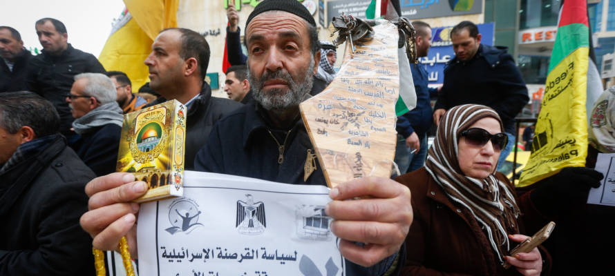 Palestinians show solidarity with terrorist prisoners (Wisam Hashlamoun/Flash90)