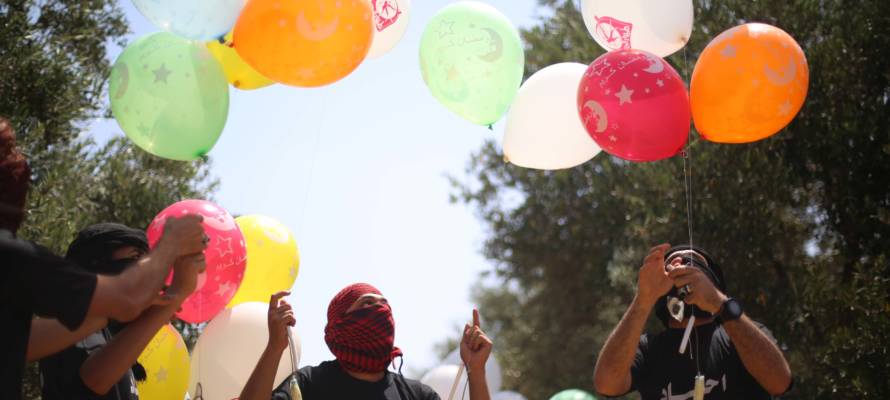 Palestinians prepare arson balloons to attack Israel. (Hassan Jedi/Flash90)