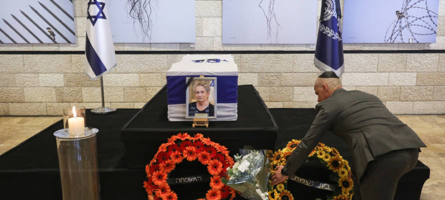 The coffin of Nechama Rivlin, wife of Israeli president Reuven Rivlin (Noam Revkin Fenton/Flash90)