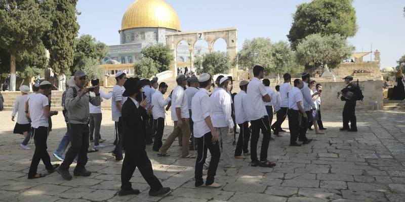 Israeli police escort a group of Jews on the Temple Mount, June 2, 2019. (AP/Mahmoud Illean)