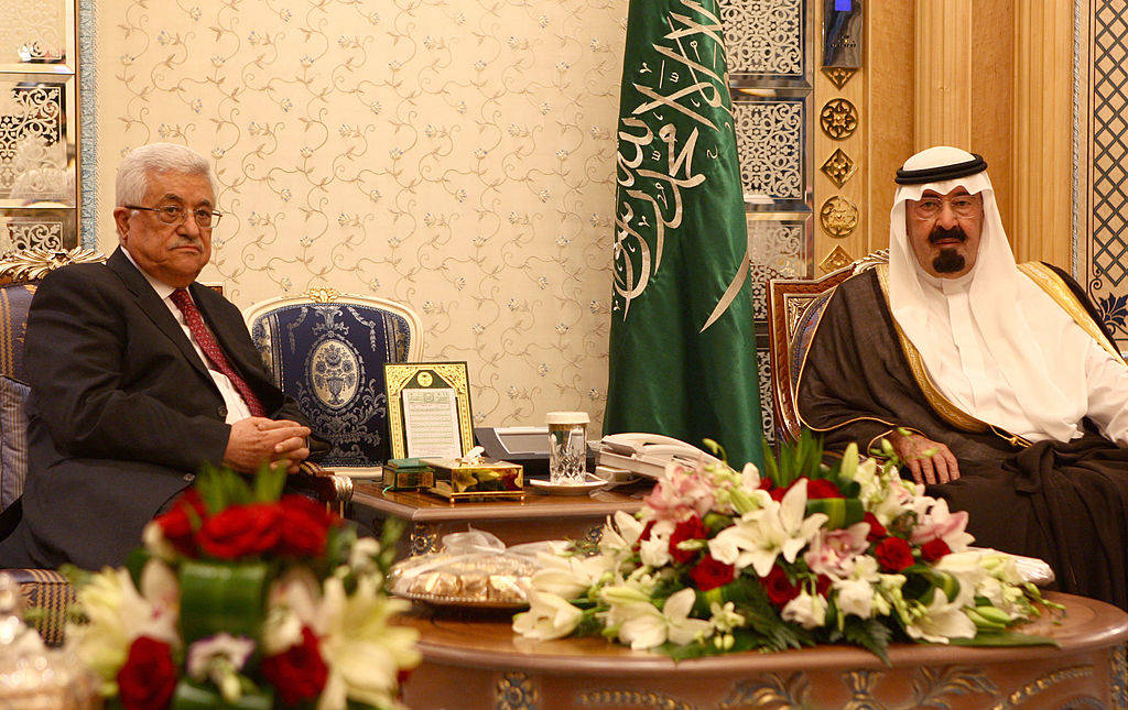 PA President Mahmoud Abbas (L) and the late Saudi King Abdullah bin Abdel Aziz (R), (Thaer Ganaim/PPO via Getty Images)