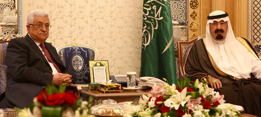 PA President Mahmoud Abbas (L) and the late Saudi King Abdullah bin Abdel Aziz (R), (Thaer Ganaim/PPO via Getty Images)