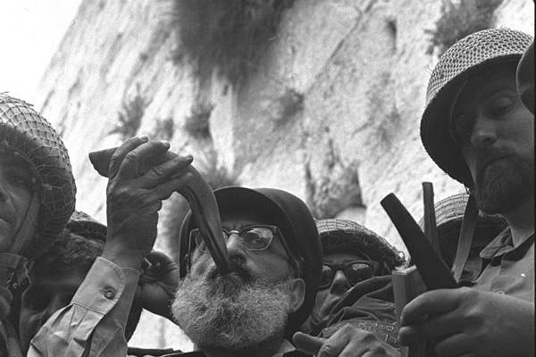 Six Day War. Army chief chaplain Rabbi Shlomo Goren, who is surrounded by IDF soldiers, blows the shofar in front of the Western Wall in Jerusalem. June 1967 (Wikimedia)