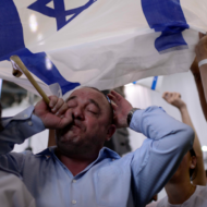 French Jews celebrate their arrival at Ben Gurion International Airport (Tomer Neuberg/Flash90)