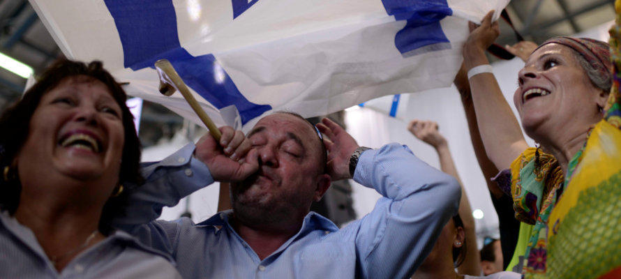 French Jews celebrate their arrival at Ben Gurion International Airport (Tomer Neuberg/Flash90)