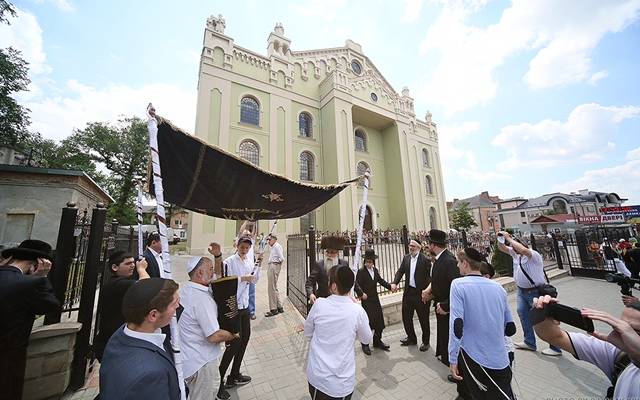 Dedication of Torah scroll at restored synagogue in Ukraine