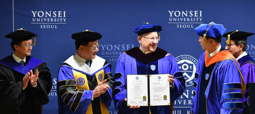 President Reuven Rivlin receives honorary doctorate from Yonsei University.