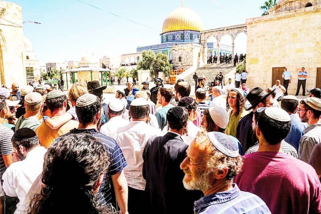 Masses of Jews ascend Temple Mount