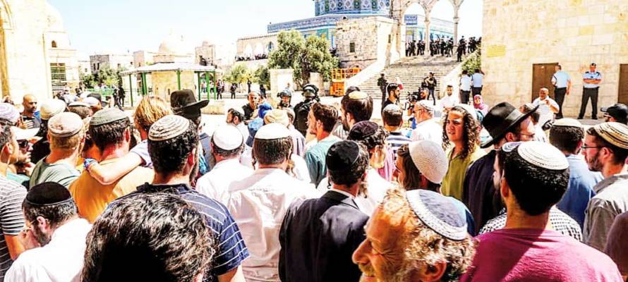 Masses of Jews ascend Temple Mount