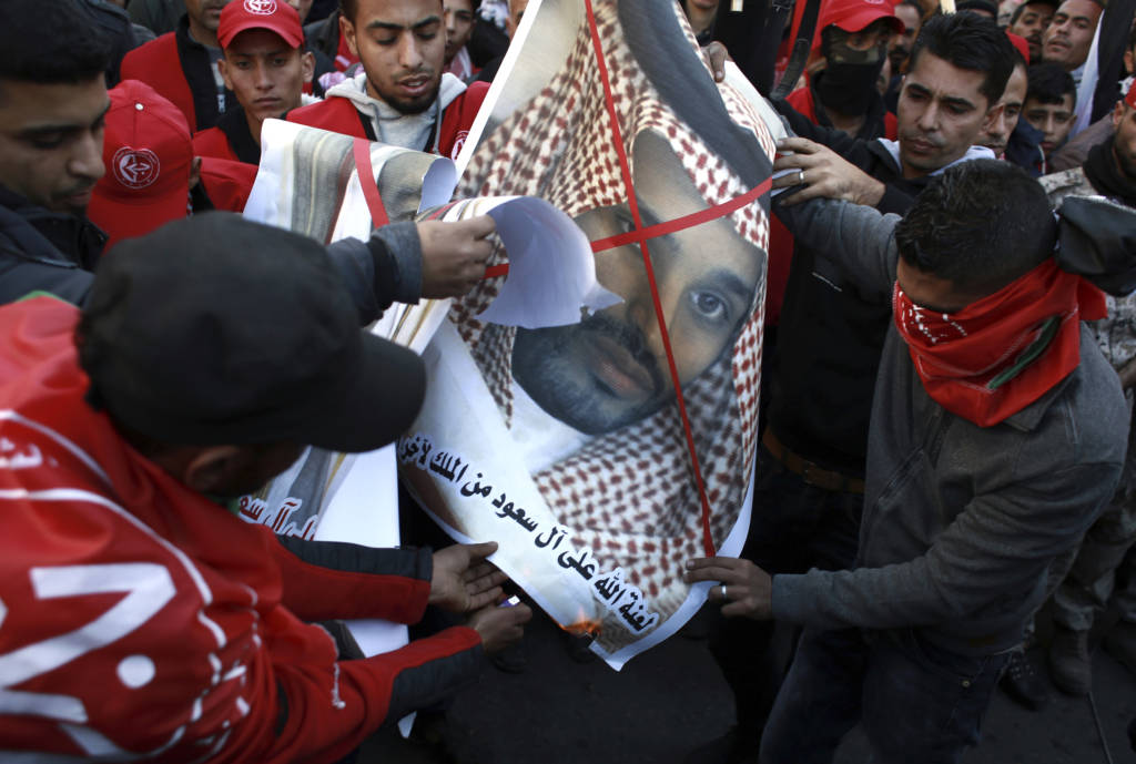 Palestinians burn photos of Saudi king and prince