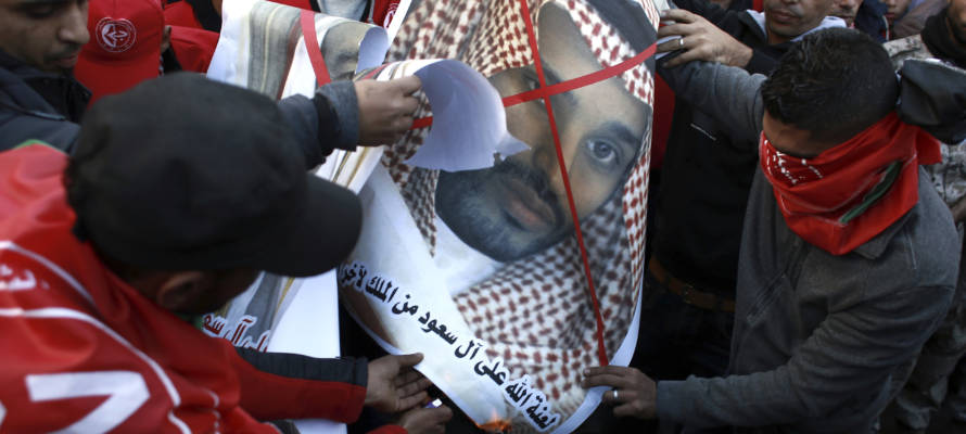 Palestinians burn photos of Saudi king and prince