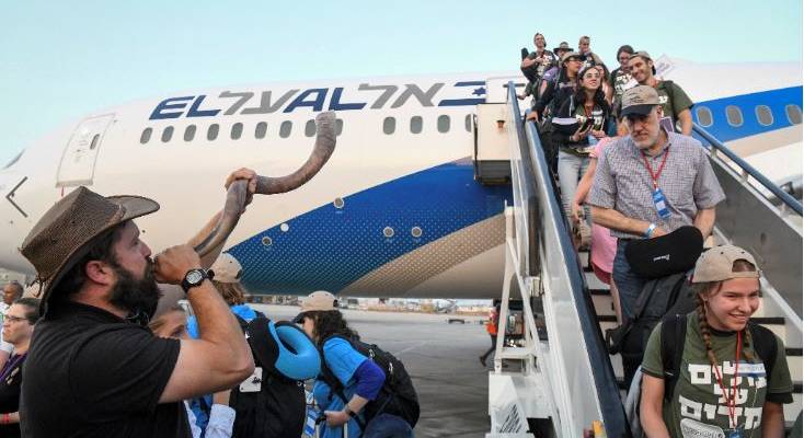 New immigrants from North America arrive on a special " Aliyah Flight" on behalf of Nefesh B'Nefesh organization, at Ben Gurion International Airport on August 14, 2019.