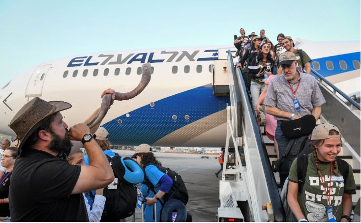 New immigrants from North America arrive on a special " Aliyah Flight" on behalf of Nefesh B'Nefesh organization, at Ben Gurion International Airport on August 14, 2019.