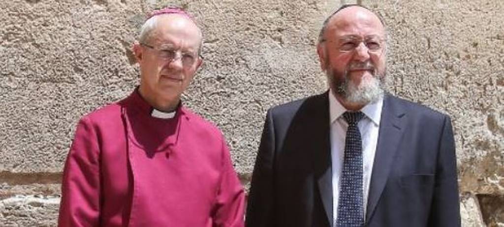 Archbishop of Cantebury Justin Welby and British Chief Rabbi Ephraim Mirvis, visit the Western Wall in Jerusalem, May 3, 2017. (Yonatan Sindel Flash90)