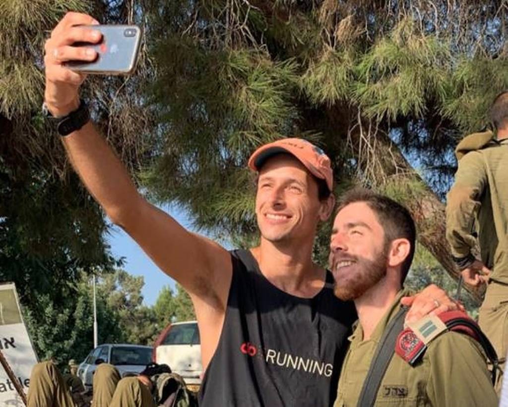 Nick Butter takes selfy with IDF soldier in Jerusalem Irit Greenberg-Kushnir (Facebook)