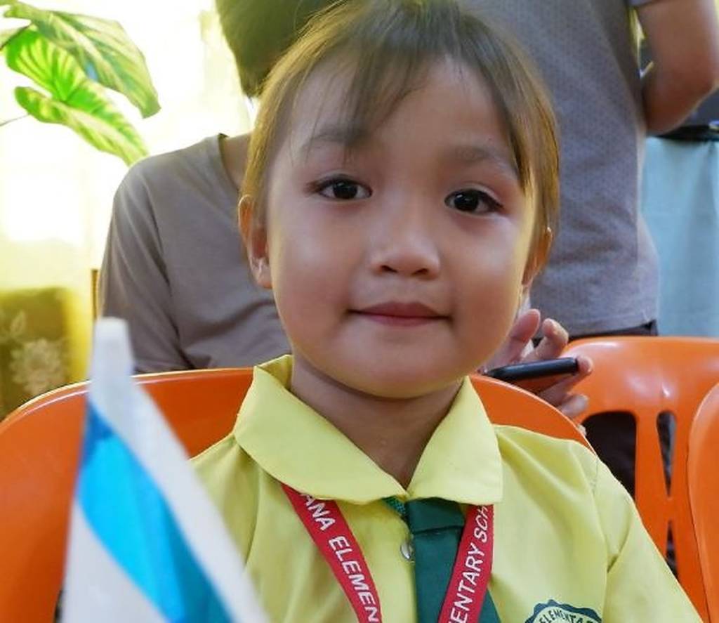 5 year old girl in Philippines dresses as Miss Israel