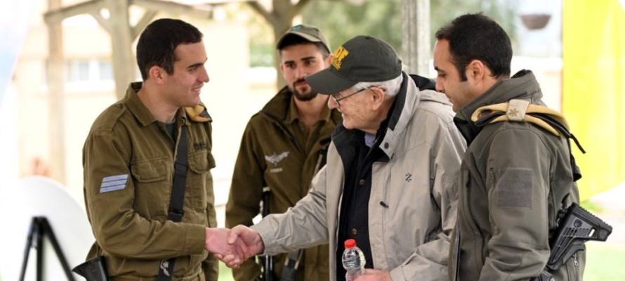 Holocaust survivor Irving Bienstock at an IDF base