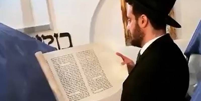 Iran's Chief Rabbi Yehuda Gerami reads Megilat Esther