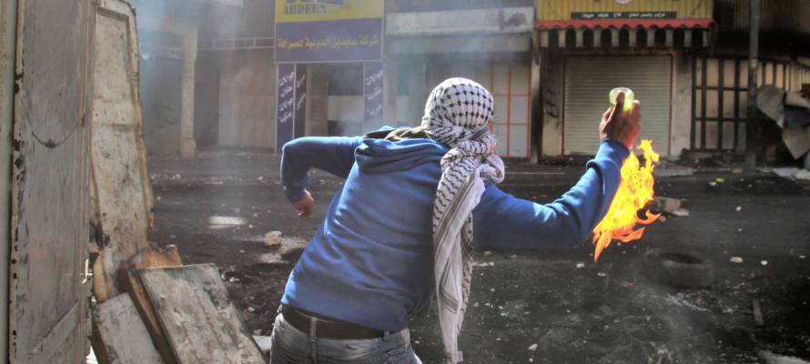 A Palestinian a Molotov cocktail