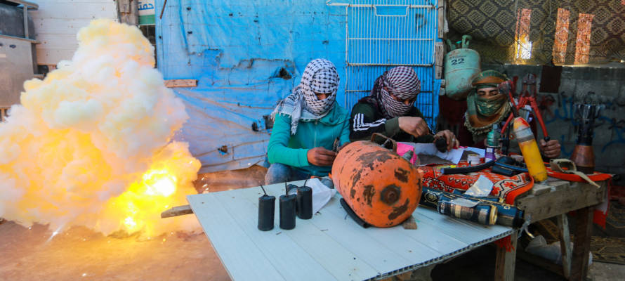 Palestinians prepare explosive devices