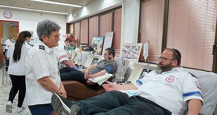 Yoel Glatt donates blood plasma