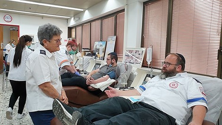 Yoel Glatt donates blood plasma