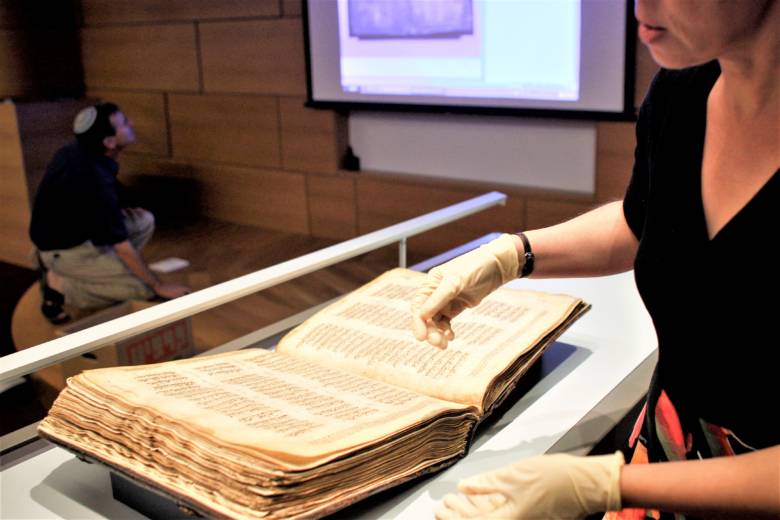 Israeli Spies Smuggled Rare Jewish Bibles Out of Syria, Court Rules ...