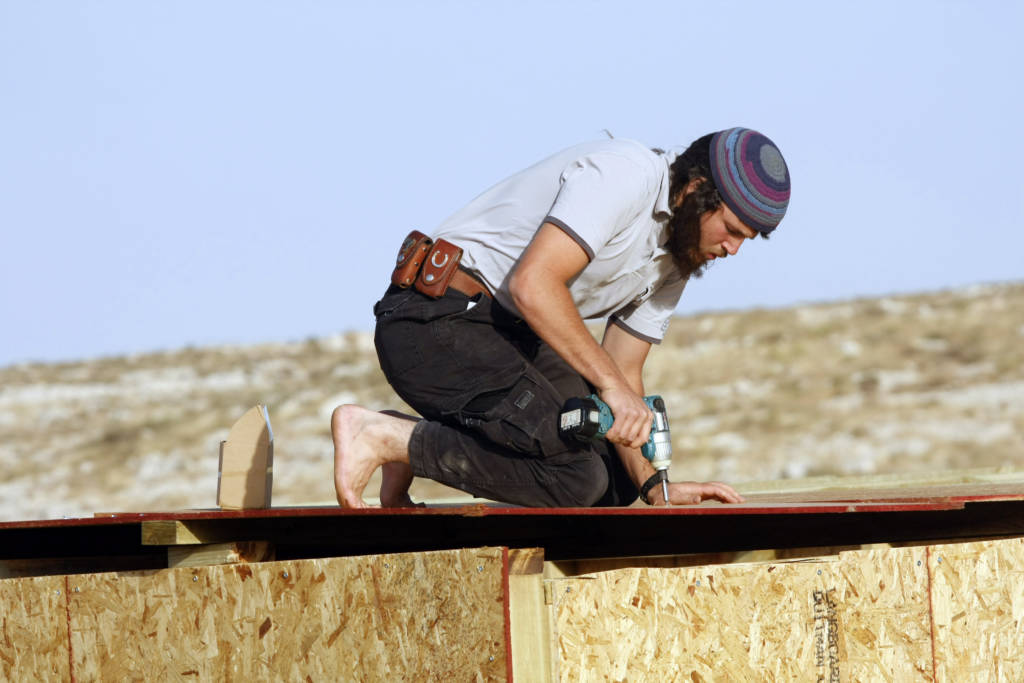 An Israeli builds a new dwelling
