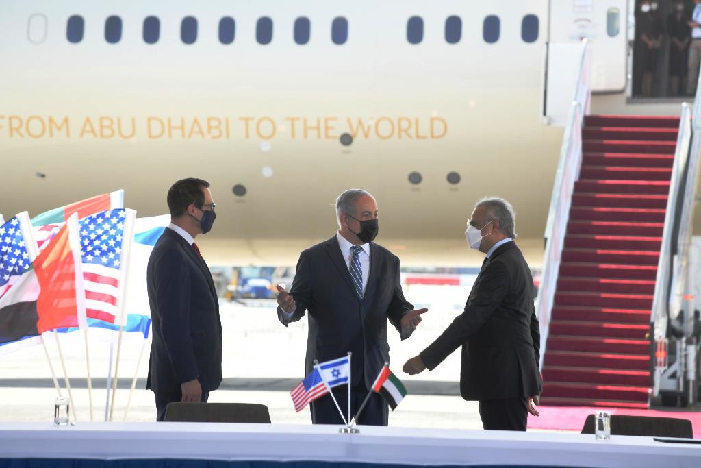 PM Benjamin Netanyahu (C), US Secretary of Treasury Steven Mnuchin (L) and UAE Minister of State for Financial Affairs Obaid Humaid Al Tayer.