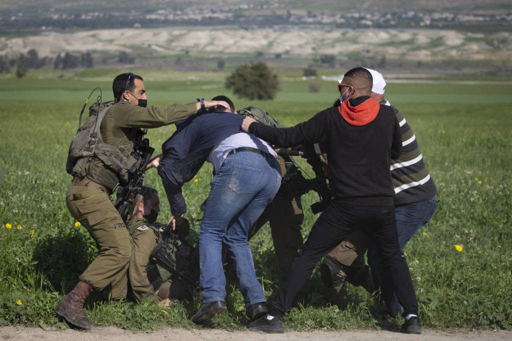 Soldados israelíes durante una protesta beduina.