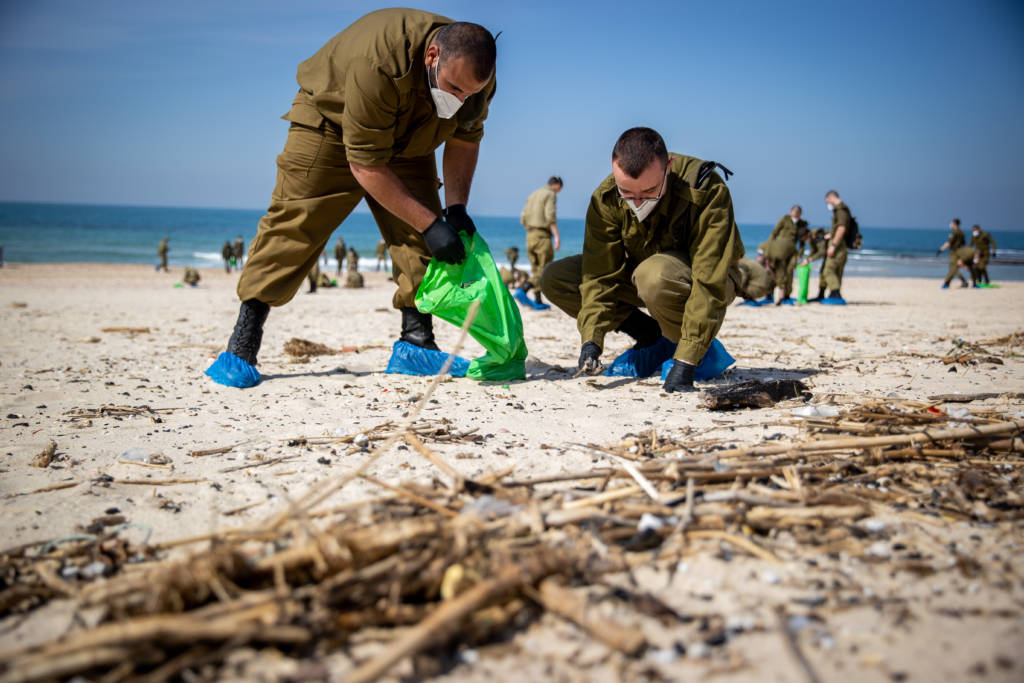 IDF Soldiers Oil Spill