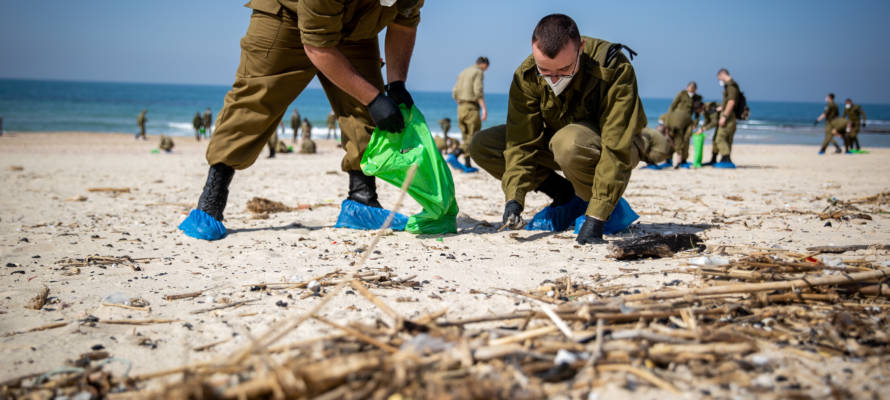IDF Soldiers Oil Spill