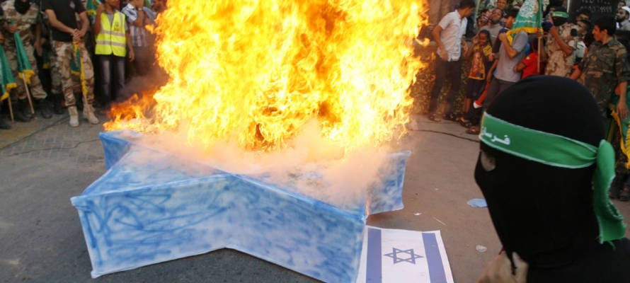 Hamas burns Israeli symbols