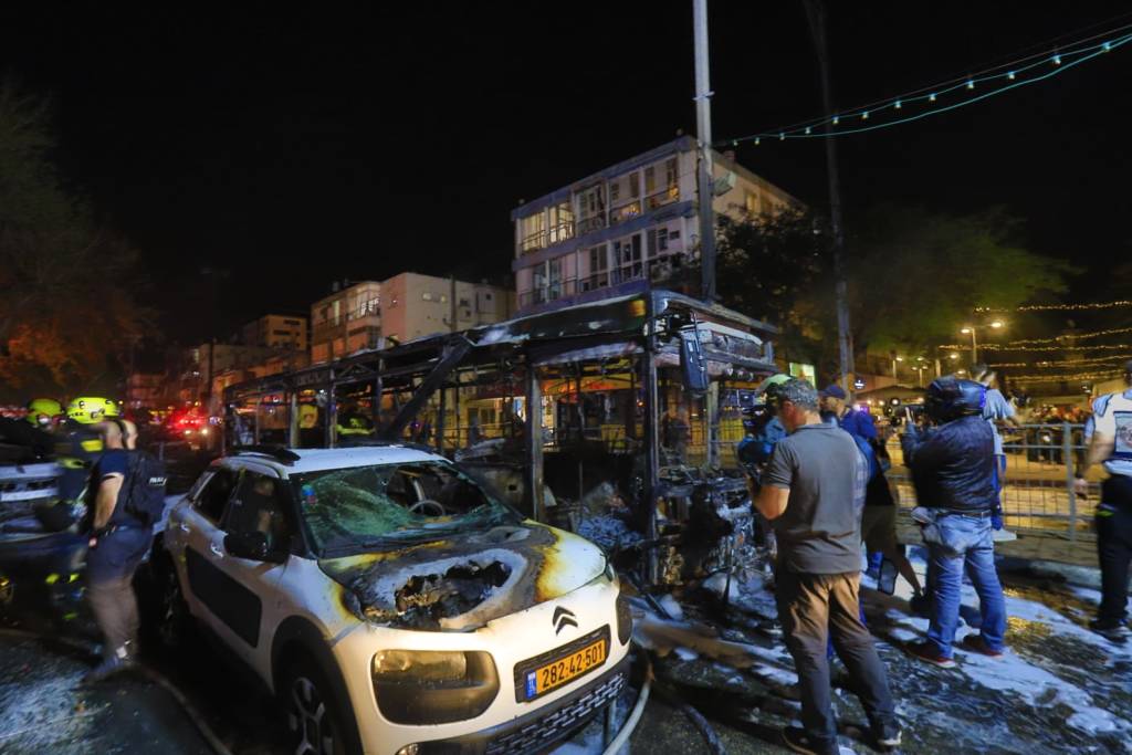 Rocket hits bus in Holon