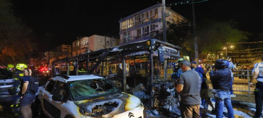 Rocket hits bus in Holon