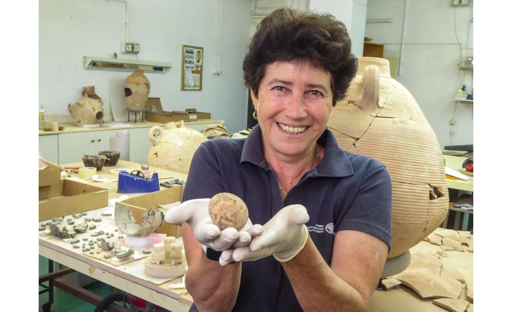Israeli Archaeologists Find 1,000 Year Old Intact Chicken Egg - Vimarsana News