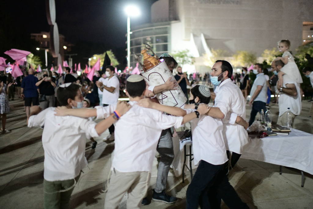 Simchat Torah hakafot Tel Aviv