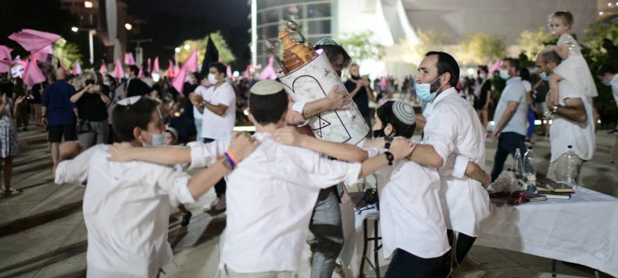 Simchat Torah hakafot Tel Aviv