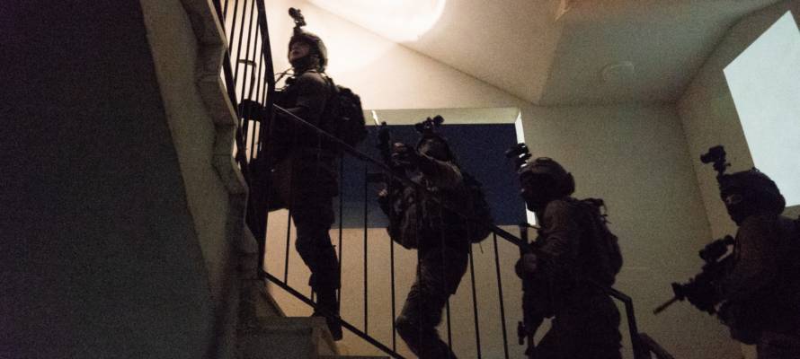 Soldiers participating in terror bust