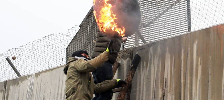 Palestinians attack Israeli forces