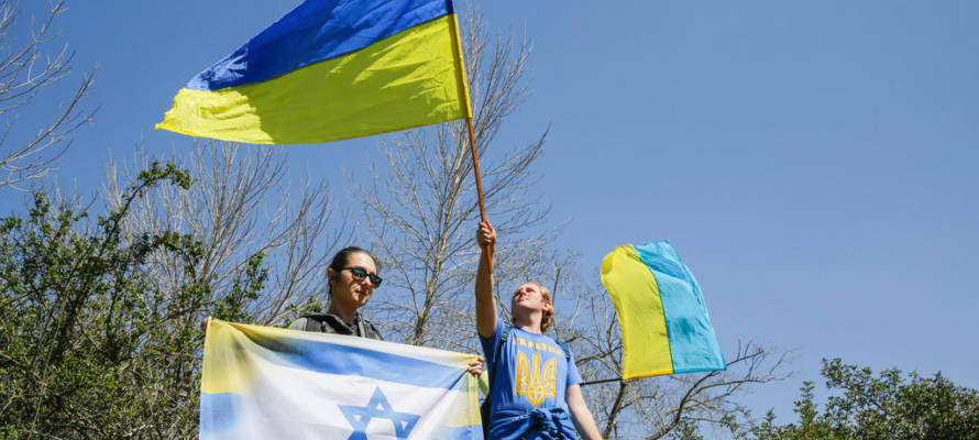 Israelis hold Ukrainian flags
