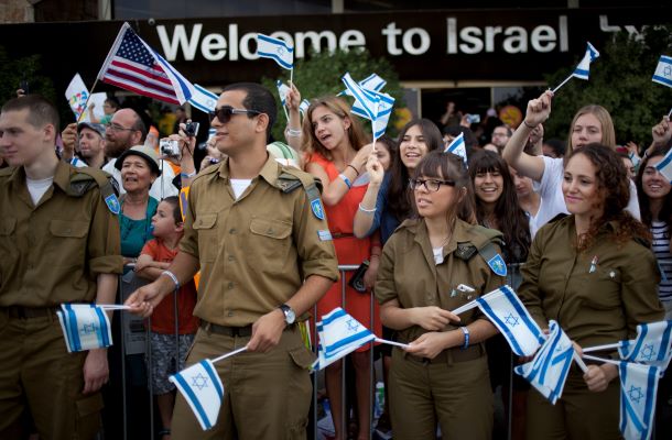 Israeli soldiers welcome new immigrants