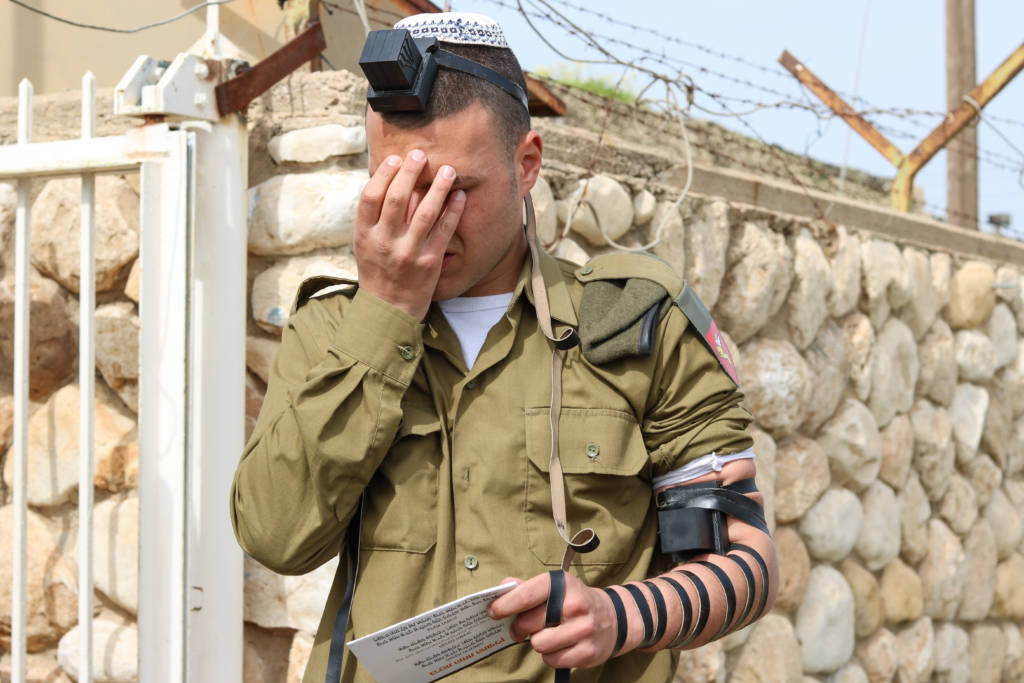 Israeli soldier puts on tefillin