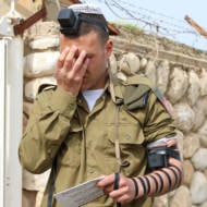 Israeli soldier puts on tefillin